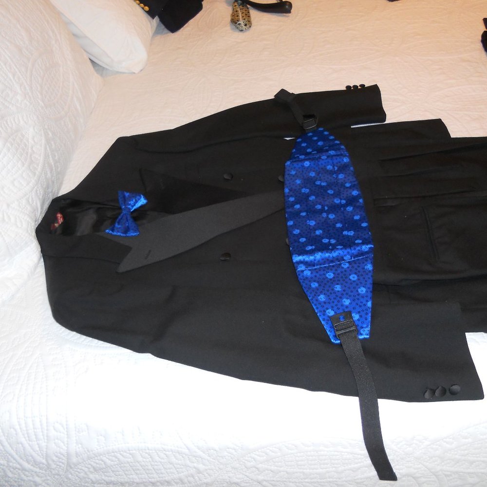 Black Botany 500 Tuxedo w/ 2 Cummerbund & 2 bowtie